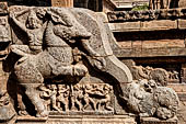 The great Chola temples of Tamil Nadu - The Airavatesvara temple of Darasuram. Detail of the balustrade of the  N-W corner of the prakara-wall. 